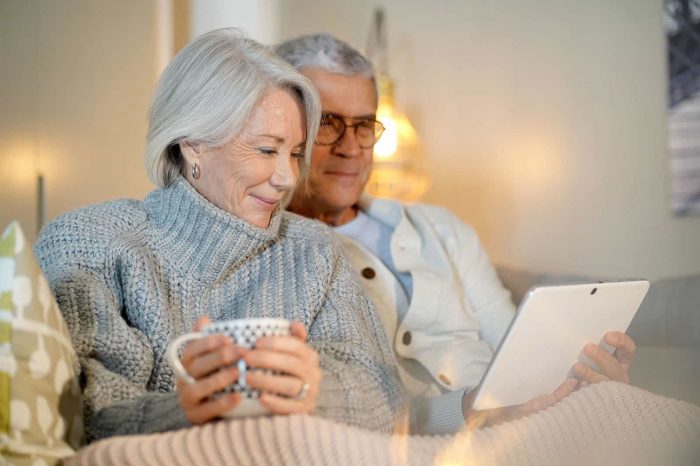 seniorcouplelaptop